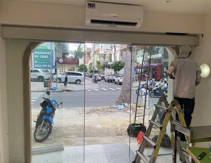 thợ ráp cửa kính tự động nhà hàng